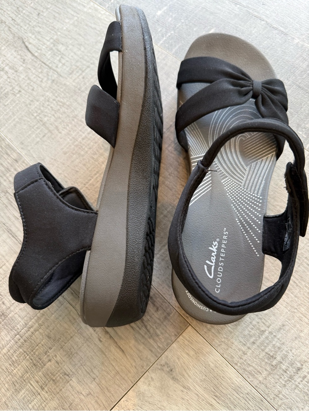 Like New Clark’s Cloudstepper Comfort Women's Black Nylon Strap Sandals